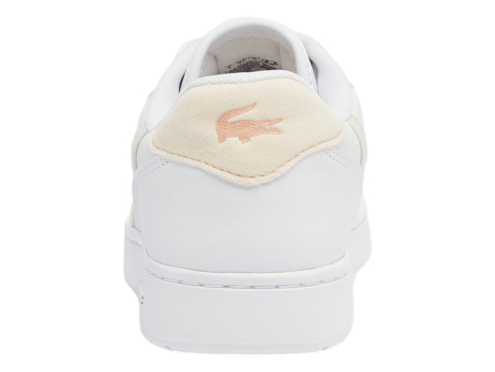 Tenis Lacoste blancos con detalles en rosa claro y suela blanca.