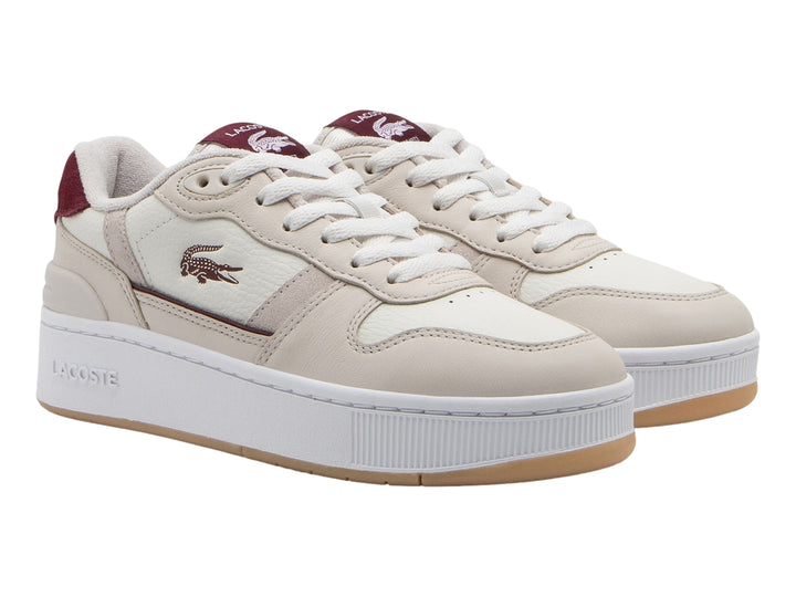 Tenis Lacoste blancos con detalles en color guinda y suela de plataforma color goma.