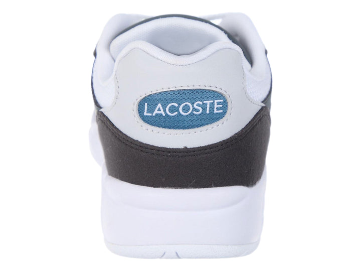 Tenis deportivos Lacoste en colores blanco, negro y gris oscuro con suela blanca gruesa.
