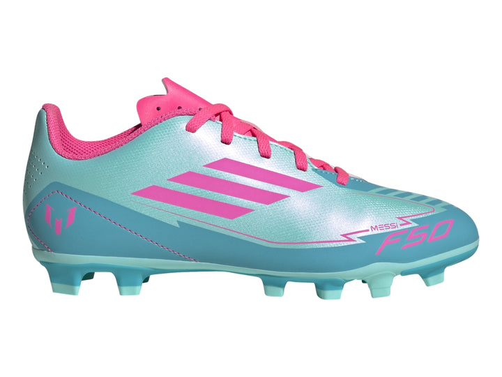Zapato de fútbol Adidas F50 color azul claro con detalles en rosa y suela de tacos.