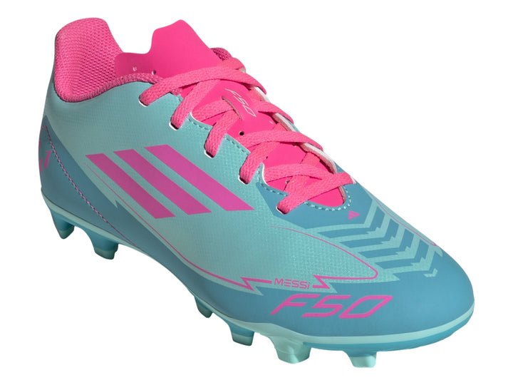 Zapato de fútbol Adidas F50 color azul claro con detalles en rosa y suela de tacos.