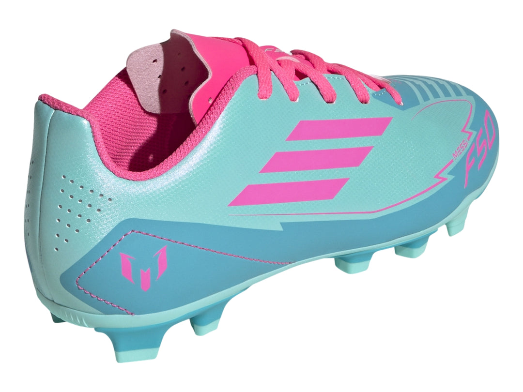 Zapato de fútbol Adidas F50 color azul claro con detalles en rosa y suela de tacos.