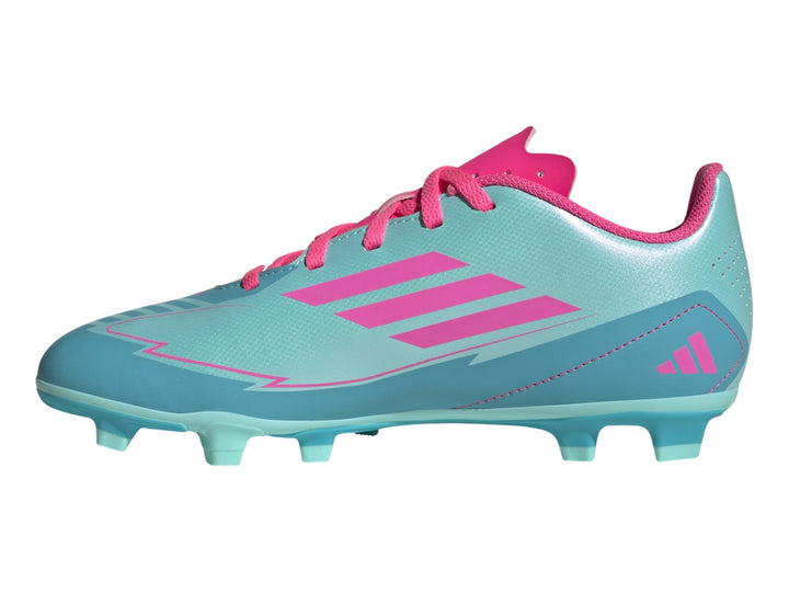 Zapato de fútbol Adidas F50 color azul claro con detalles en rosa y suela de tacos.