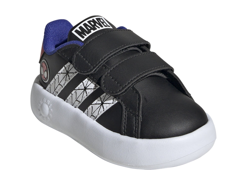 Tenis Adidas Grand Court Spider-Man para niño en color negro con detalles blancos, azules y rojos.