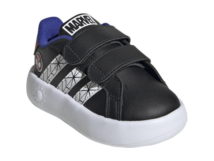 Tenis Adidas Grand Court Spider-Man para niño en color negro con detalles blancos, azules y rojos.