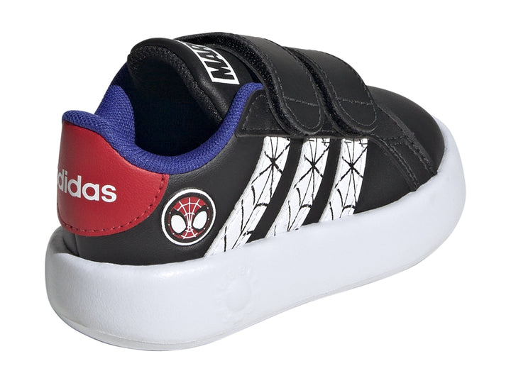 Tenis Adidas Grand Court Spider-Man para niño en color negro con detalles blancos, azules y rojos.