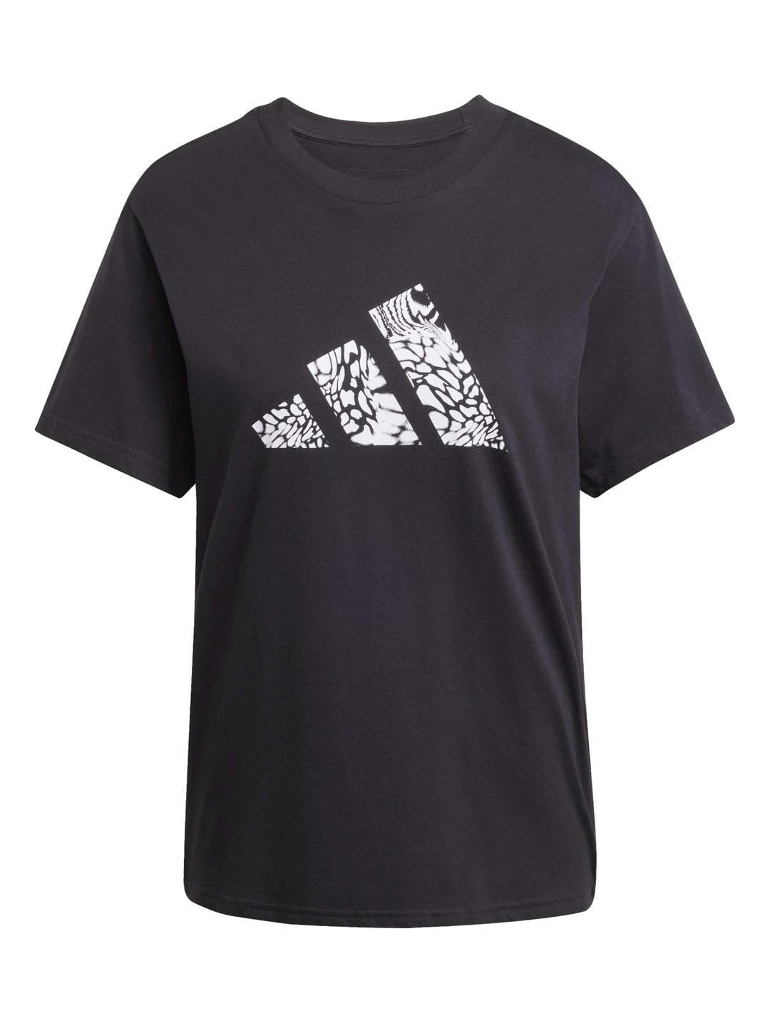 Mujer vistiendo camiseta deportiva negra de manga corta con logotipo gráfico de Adidas en el pecho.