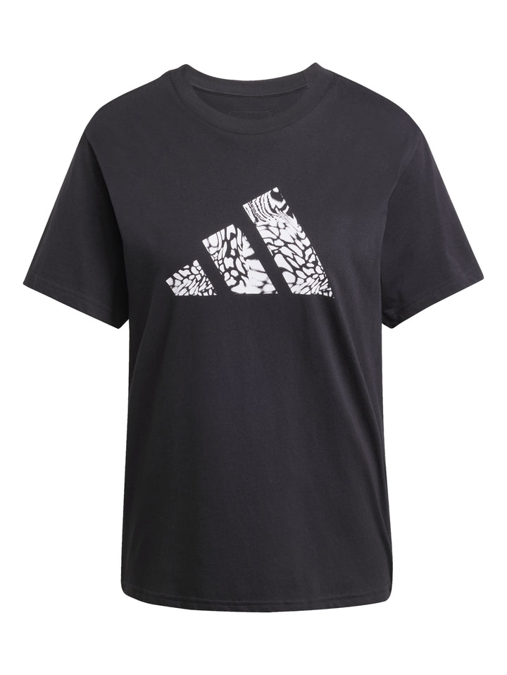Mujer vistiendo camiseta deportiva negra de manga corta con logotipo gráfico de Adidas en el pecho.