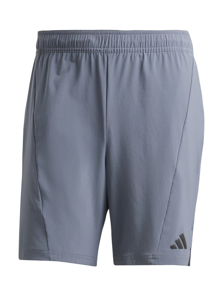 Hombre vistiendo shorts deportivos Adidas color gris onix diseñados para entrenamiento.