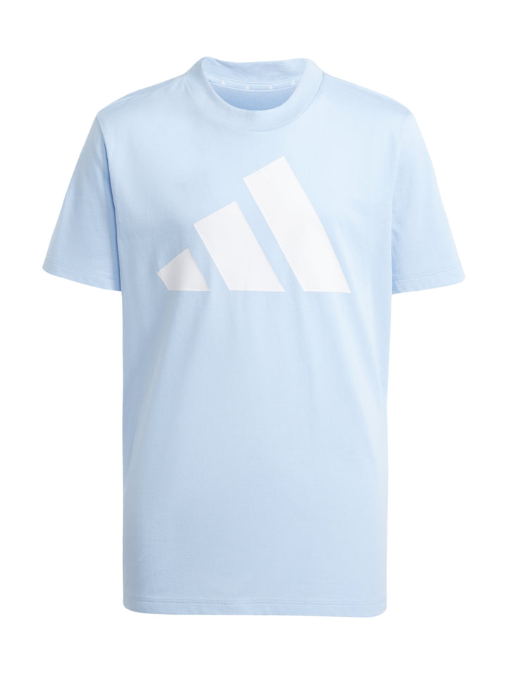 Niño vistiendo playera Adidas azul claro con detalles blancos y pantalones negros.