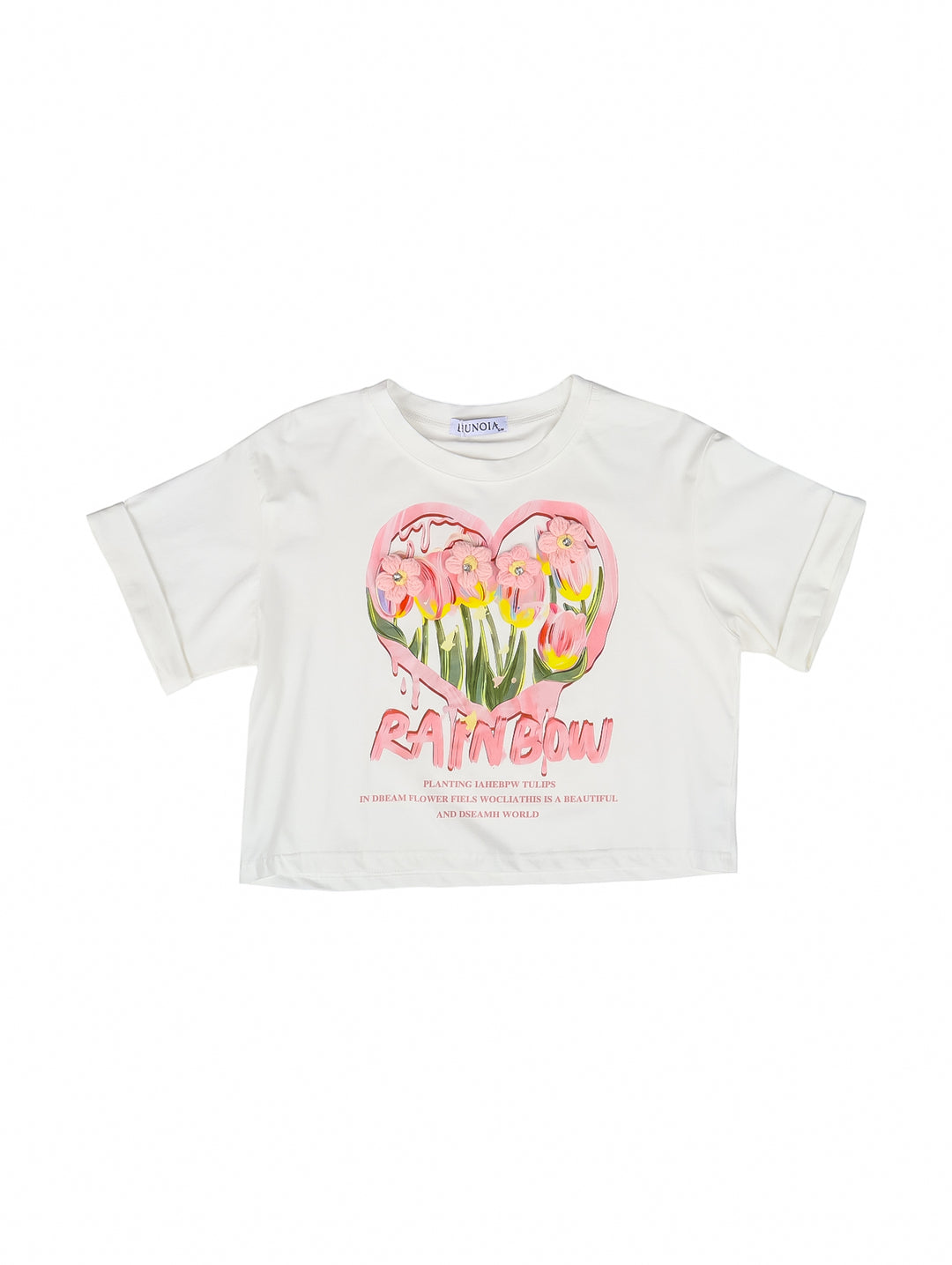 Blusa color ivory de manga corta con estampado de corazón con flores y texto RAINBOW en color rosa.
