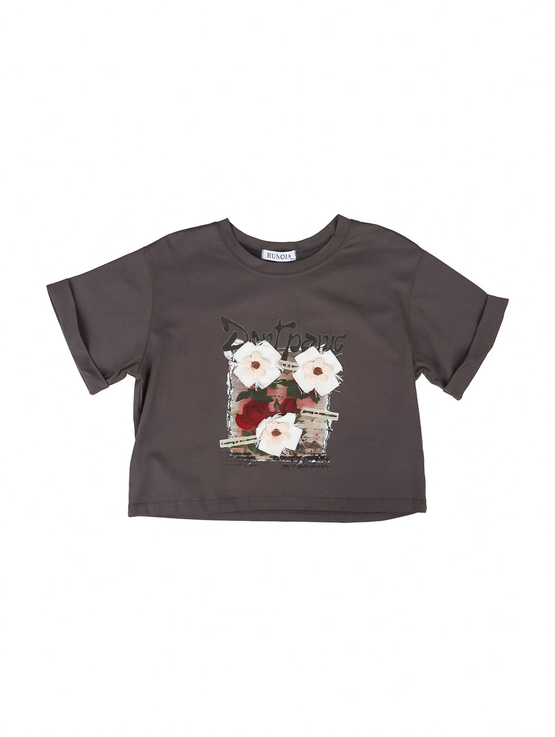 Blusa color oxford de manga corta con estampado frontal de flores blancas y corazón rojo.