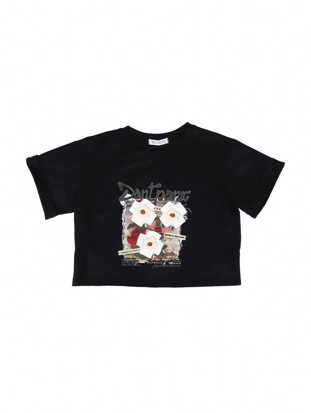 Blusa negra de manga corta con estampado frontal de flores blancas y rojas sobre fondo negro.