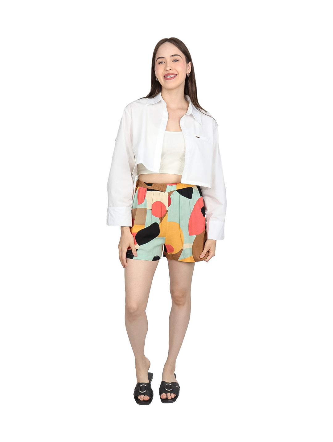 Mujer vistiendo una camisa blanca corta de manga larga con cuello.