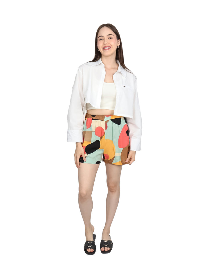 Mujer vistiendo una camisa blanca corta de manga larga con cuello.