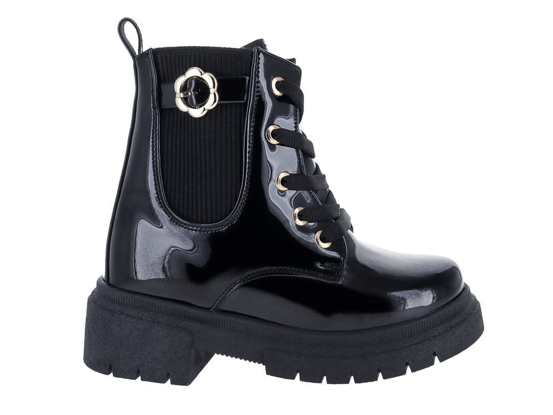 Bota negra de charol con suela de plataforma gruesa y detalles dorados.