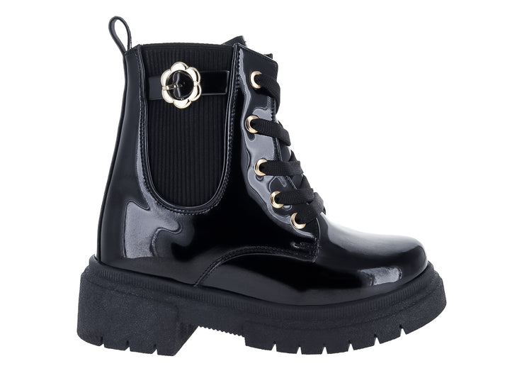 Bota negra de charol con suela de plataforma gruesa y detalles dorados.