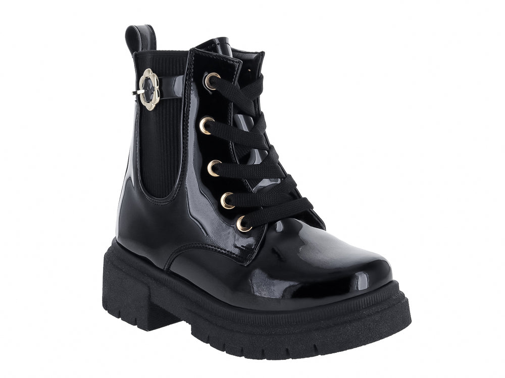 Bota negra de charol con suela de plataforma gruesa y detalles dorados.