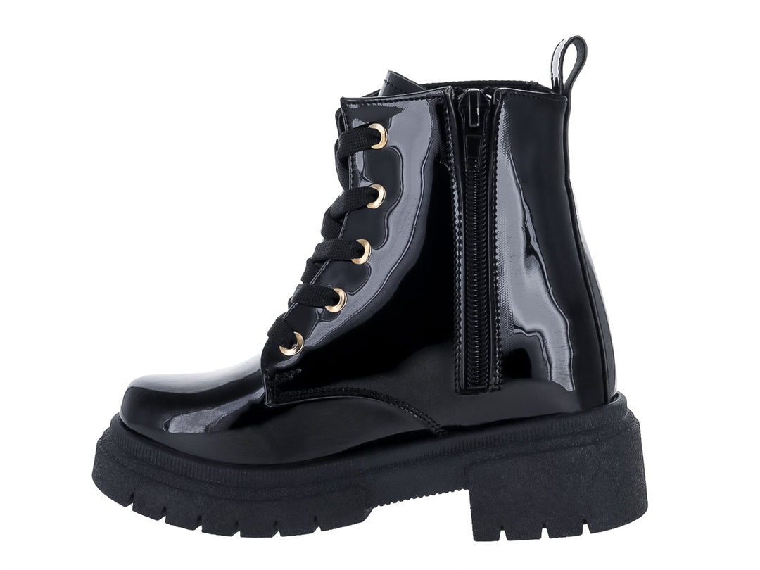 Bota negra de charol con suela de plataforma gruesa y detalles dorados.