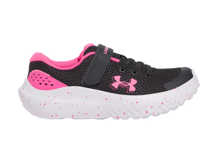 Tenis deportivos Under Armour color negro con detalles en rosa y suela blanca con motas rosas.