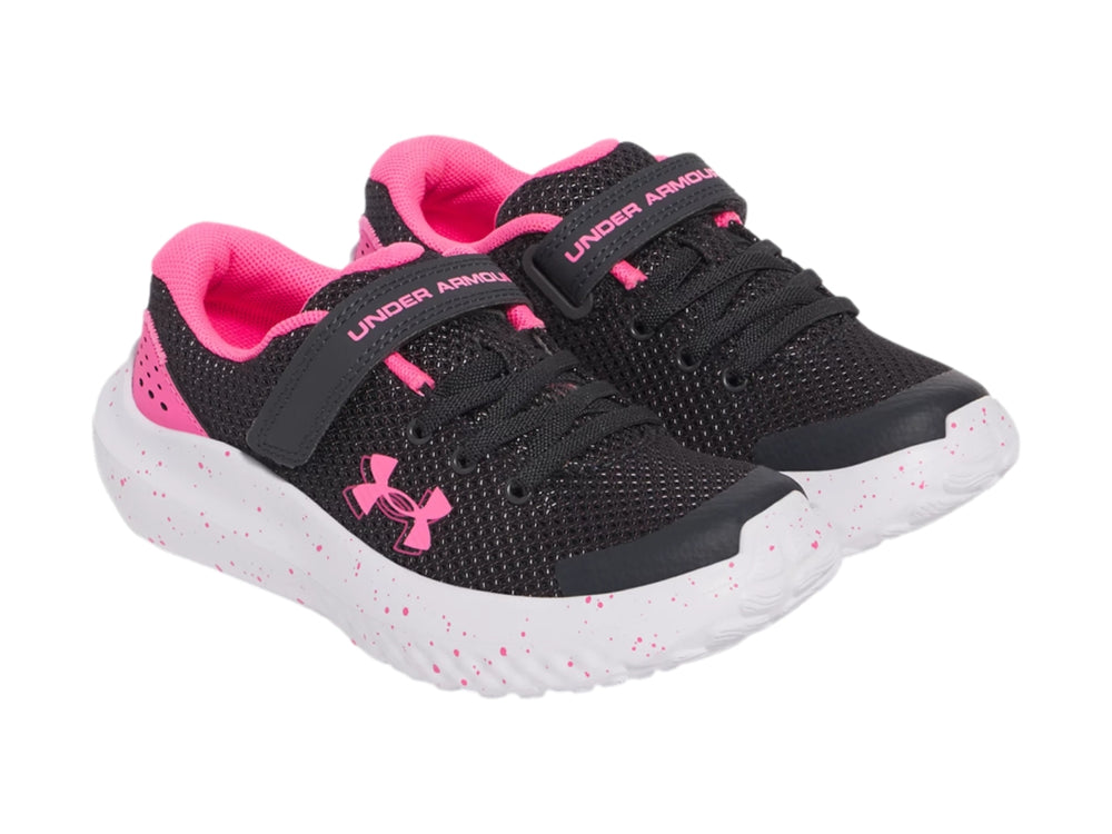 Tenis deportivos Under Armour color negro con detalles en rosa y suela blanca con motas rosas.
