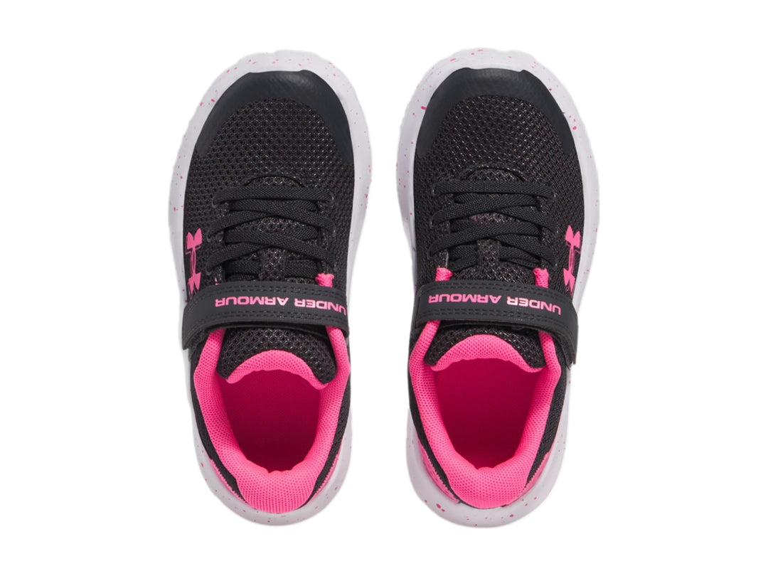 Tenis deportivos Under Armour color negro con detalles en rosa y suela blanca con motas rosas.