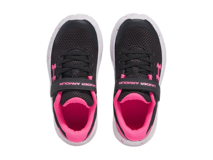 Tenis deportivos Under Armour color negro con detalles en rosa y suela blanca con motas rosas.