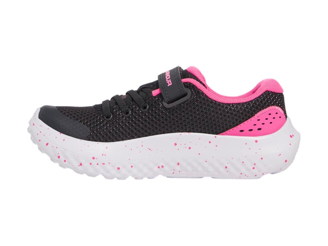 Tenis deportivos Under Armour color negro con detalles en rosa y suela blanca con motas rosas.