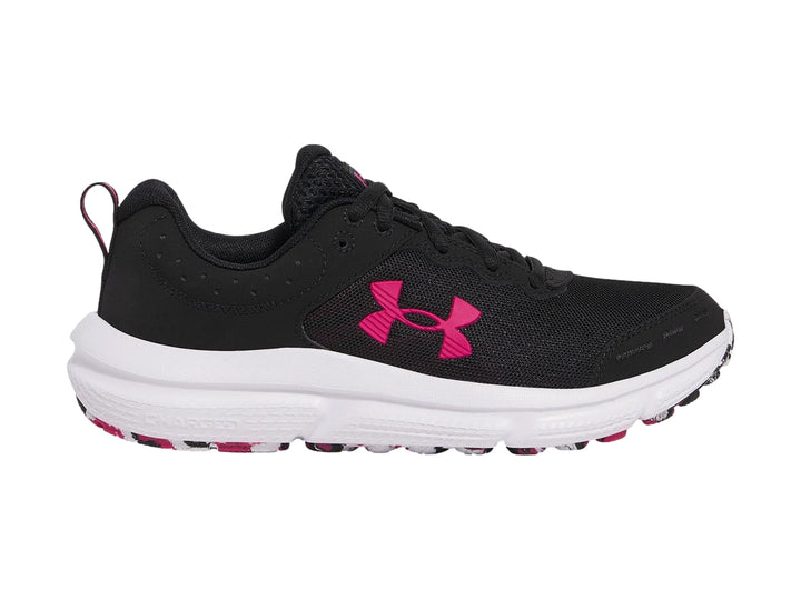 Tenis deportivos Under Armour color negro con suela blanca y detalles en rosa.