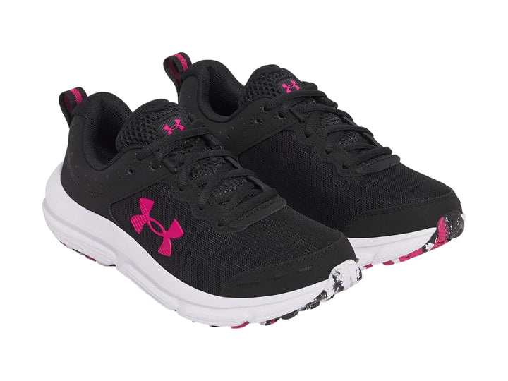 Tenis deportivos Under Armour color negro con suela blanca y detalles en rosa.