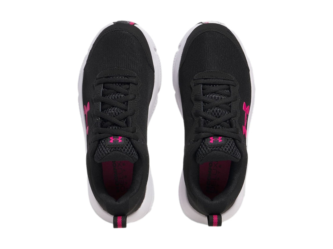 Tenis deportivos Under Armour color negro con suela blanca y detalles en rosa.