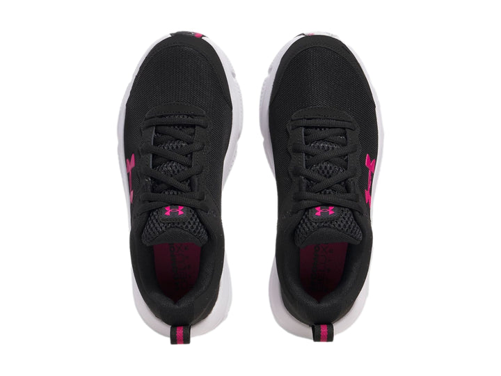 Tenis deportivos Under Armour color negro con suela blanca y detalles en rosa.