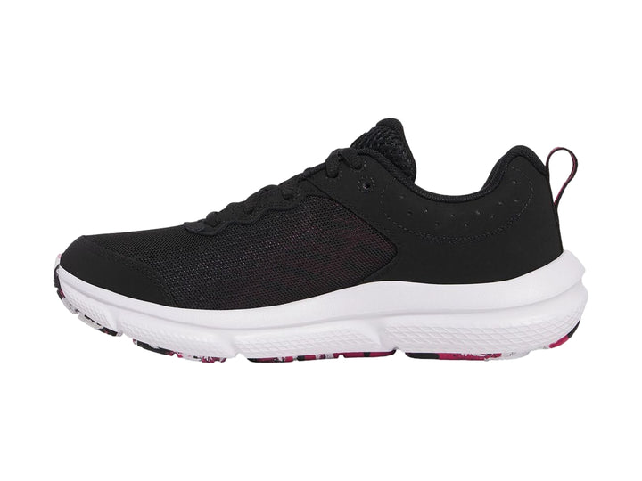 Tenis deportivos Under Armour color negro con suela blanca y detalles en rosa.