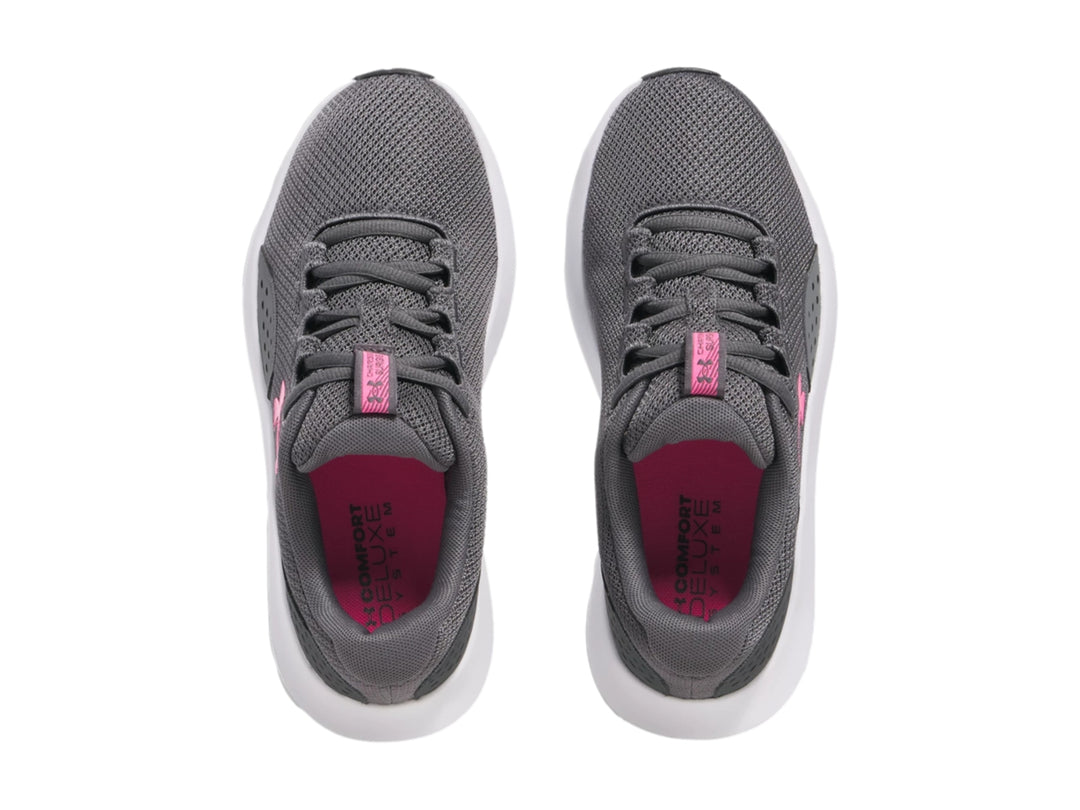 Tenis deportivos Under Armour color gris con suela blanca y logotipo rosa.