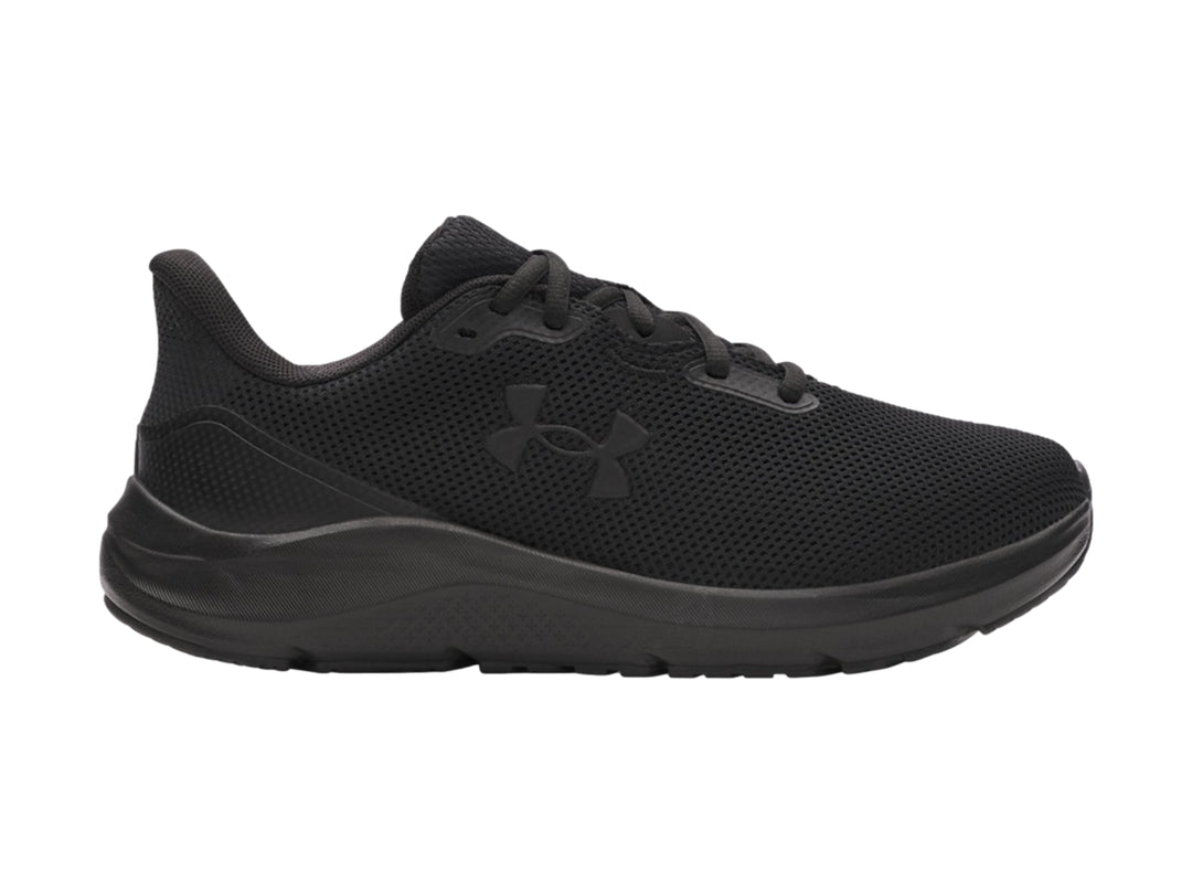 Tenis deportivos Under Armour Charged Pursuit 4 en color negro total con malla transpirable.