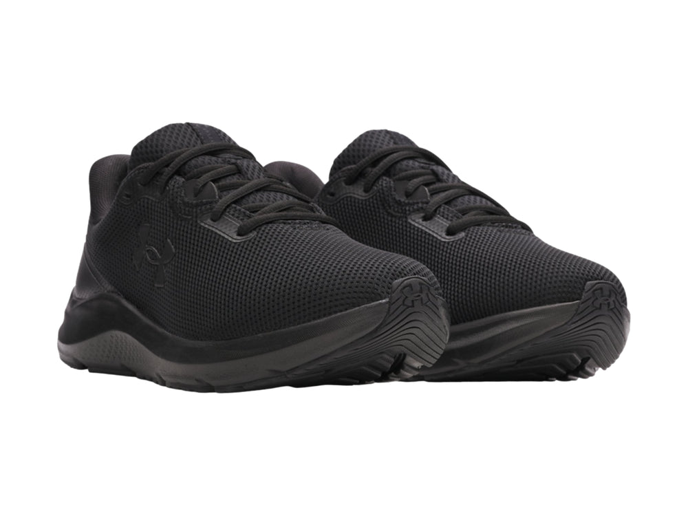 Tenis deportivos Under Armour Charged Pursuit 4 en color negro total con malla transpirable.