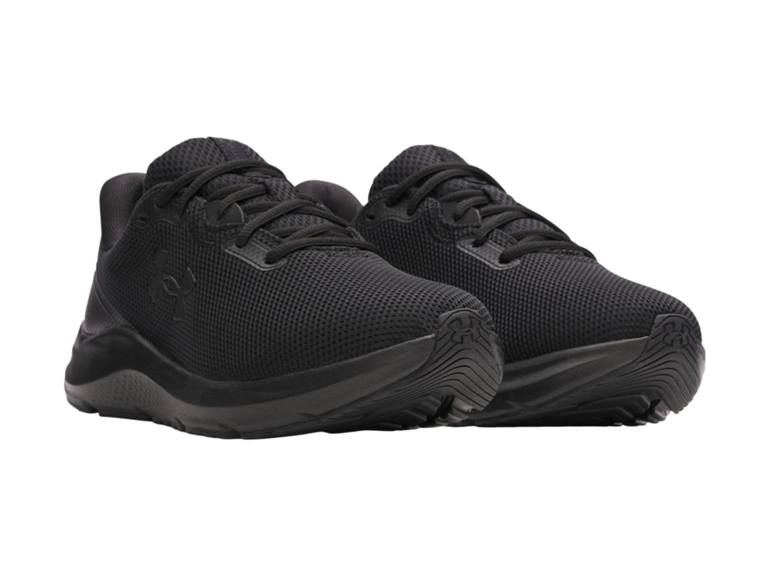 Tenis deportivos Under Armour Charged Pursuit 4 en color negro total con malla transpirable.