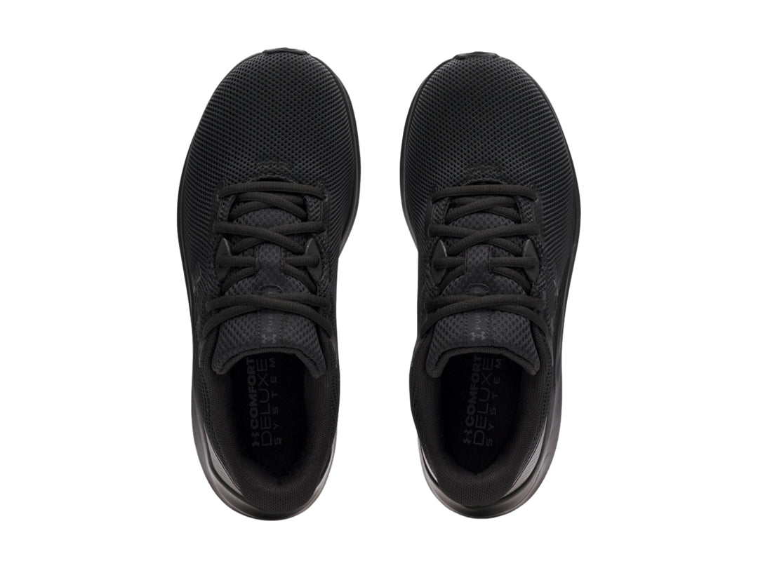 Tenis deportivos Under Armour Charged Pursuit 4 en color negro total con malla transpirable.