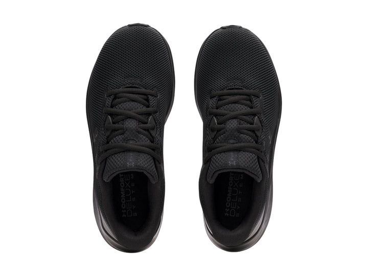 Tenis deportivos Under Armour Charged Pursuit 4 en color negro total con malla transpirable.