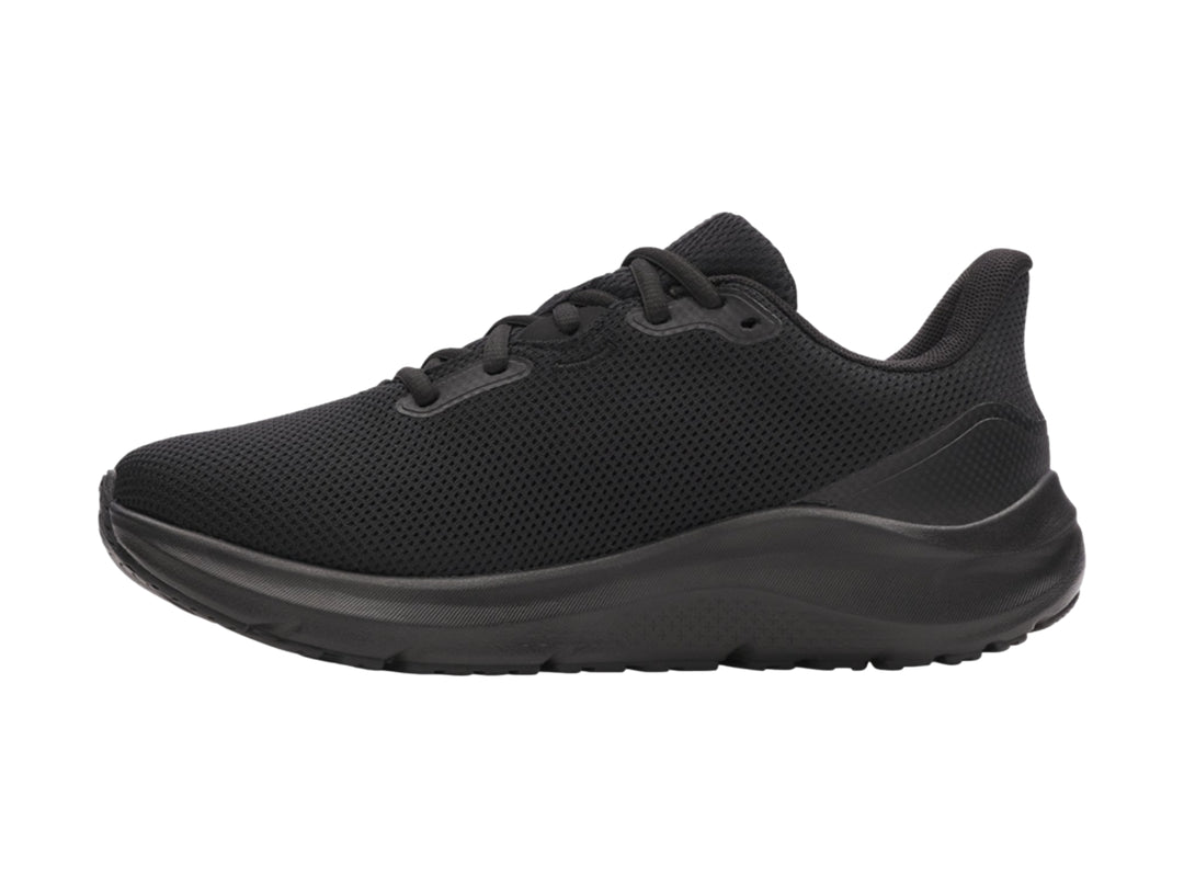 Tenis deportivos Under Armour Charged Pursuit 4 en color negro total con malla transpirable.