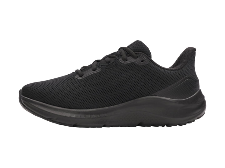 Tenis deportivos Under Armour Charged Pursuit 4 en color negro total con malla transpirable.