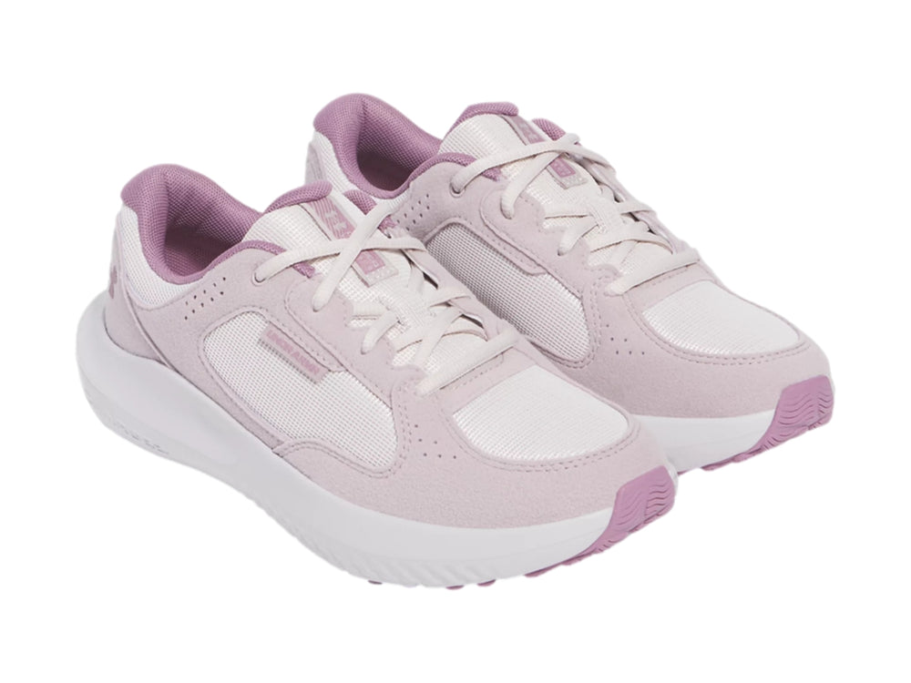 Tenis deportivos Under Armour Charged Versurge en color gris con suela blanca.