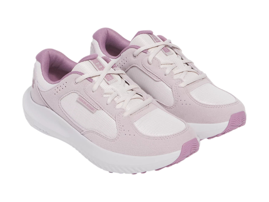 Tenis deportivos Under Armour Charged Versurge en color gris con suela blanca.