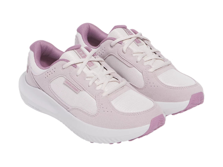Tenis deportivos Under Armour Charged Versurge en color gris con suela blanca.