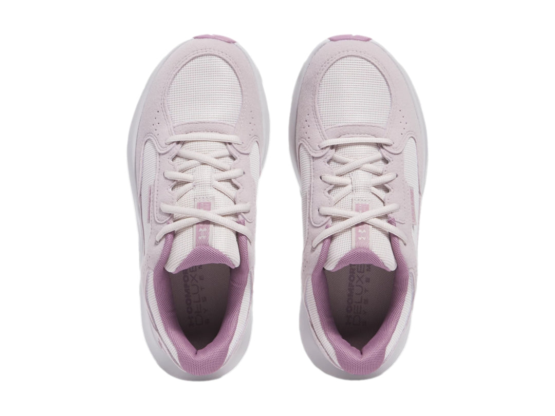 Tenis deportivos Under Armour Charged Versurge en color gris con suela blanca.