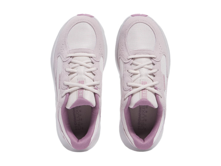 Tenis deportivos Under Armour Charged Versurge en color gris con suela blanca.