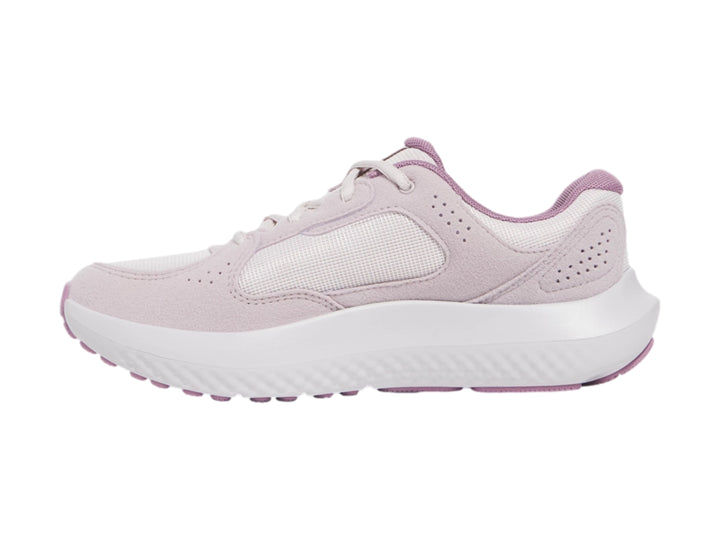 Tenis deportivos Under Armour Charged Versurge en color gris con suela blanca.