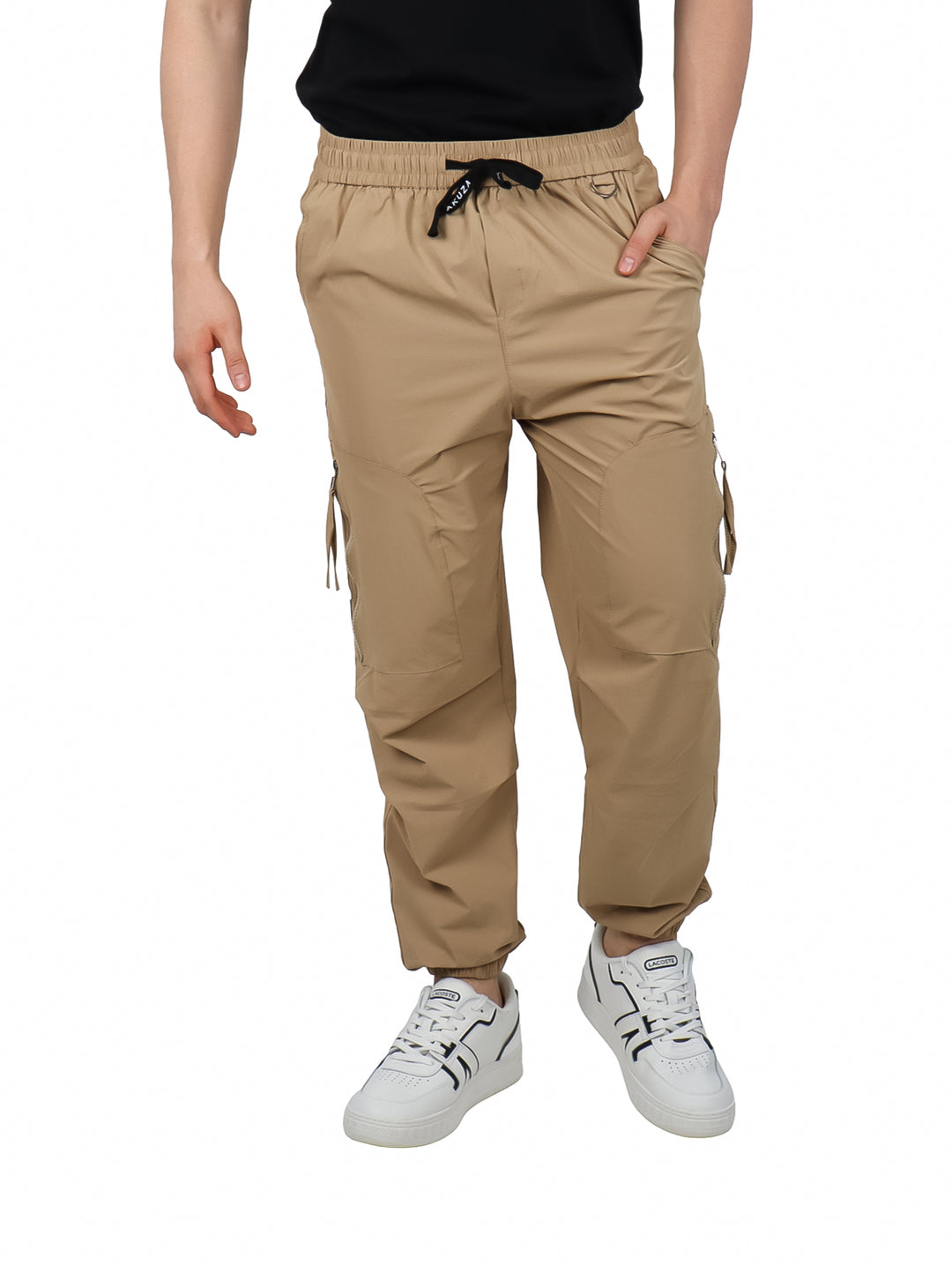 Pantalones jogger cargo color beige con cintura elástica y bolsillos laterales.
