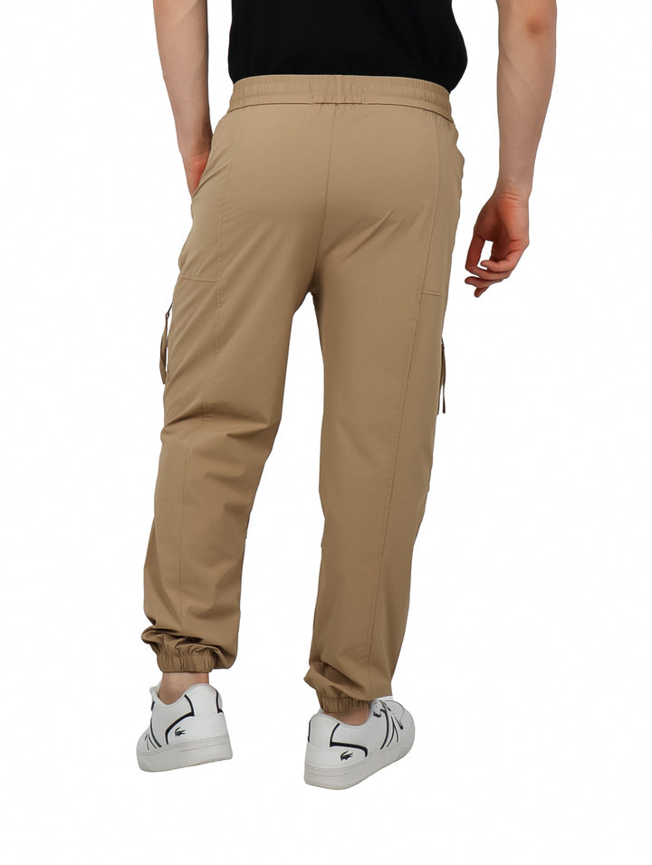 Pantalones jogger cargo color beige con cintura elástica y bolsillos laterales.