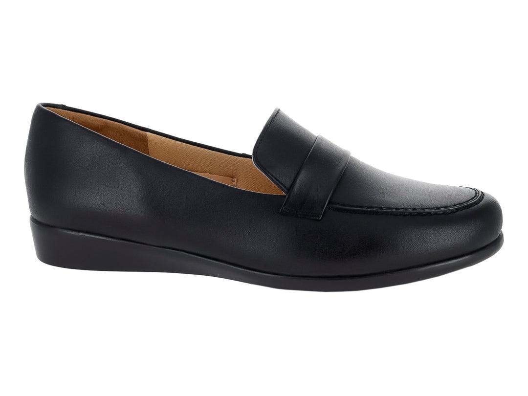 Zapato plano tipo mocasín de cuero color negro.